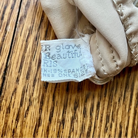 Vintage Isotoner for Hands Beautiful by Aris White Gloves for women - Picture 9 of 9